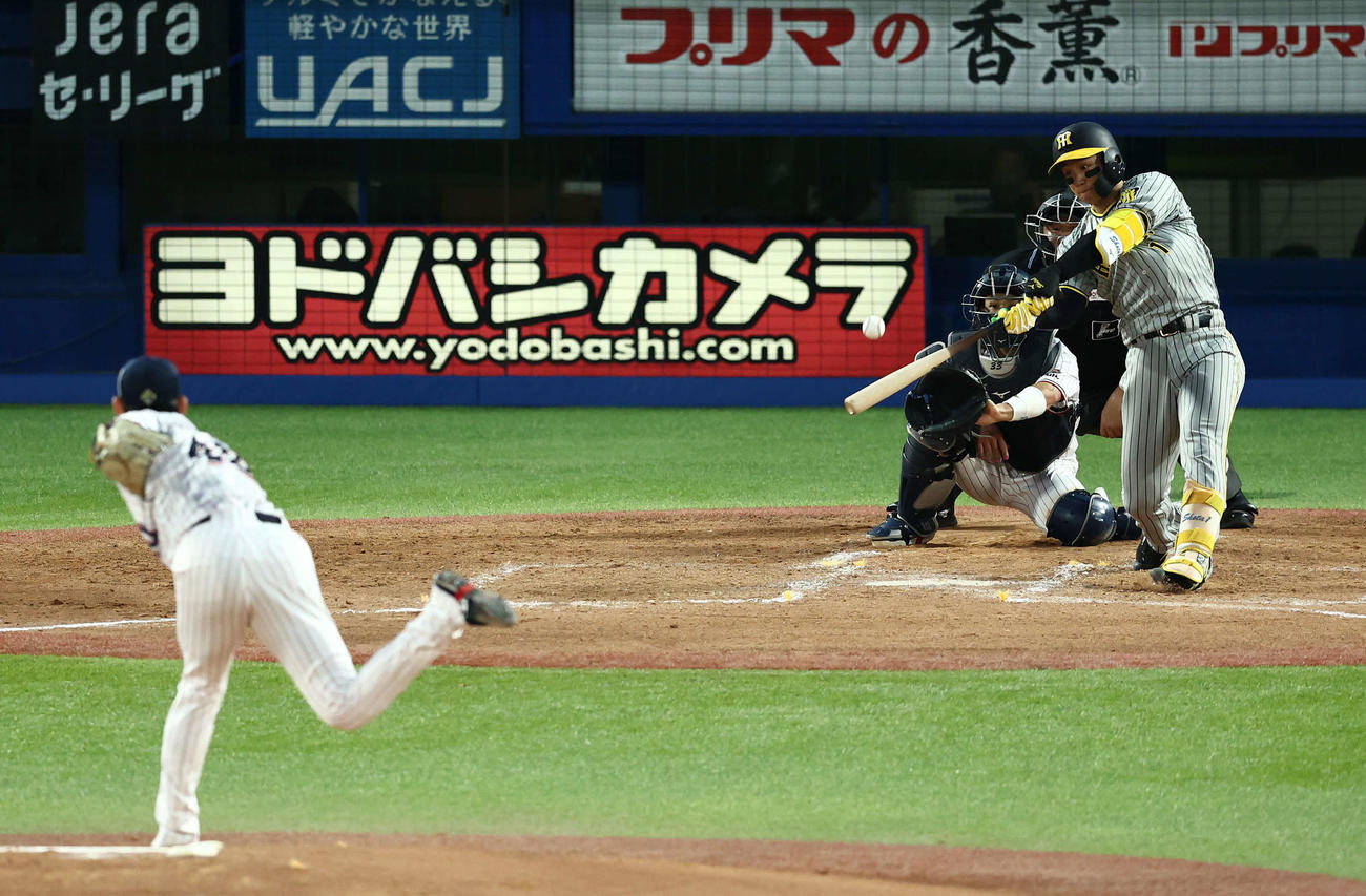 ヤクルト対阪神　4回表阪神1死一塁、左越え2点本塁打を放つ森下。投手高梨（撮影・河田真司）