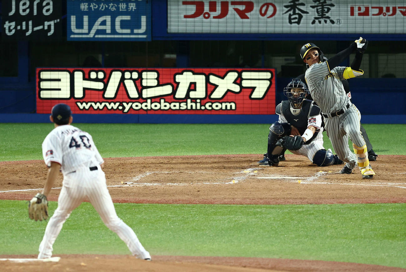 ヤクルト対阪神　4回表阪神1死一塁、左越え2点本塁打を放つ森下。投手高梨（撮影・河田真司）