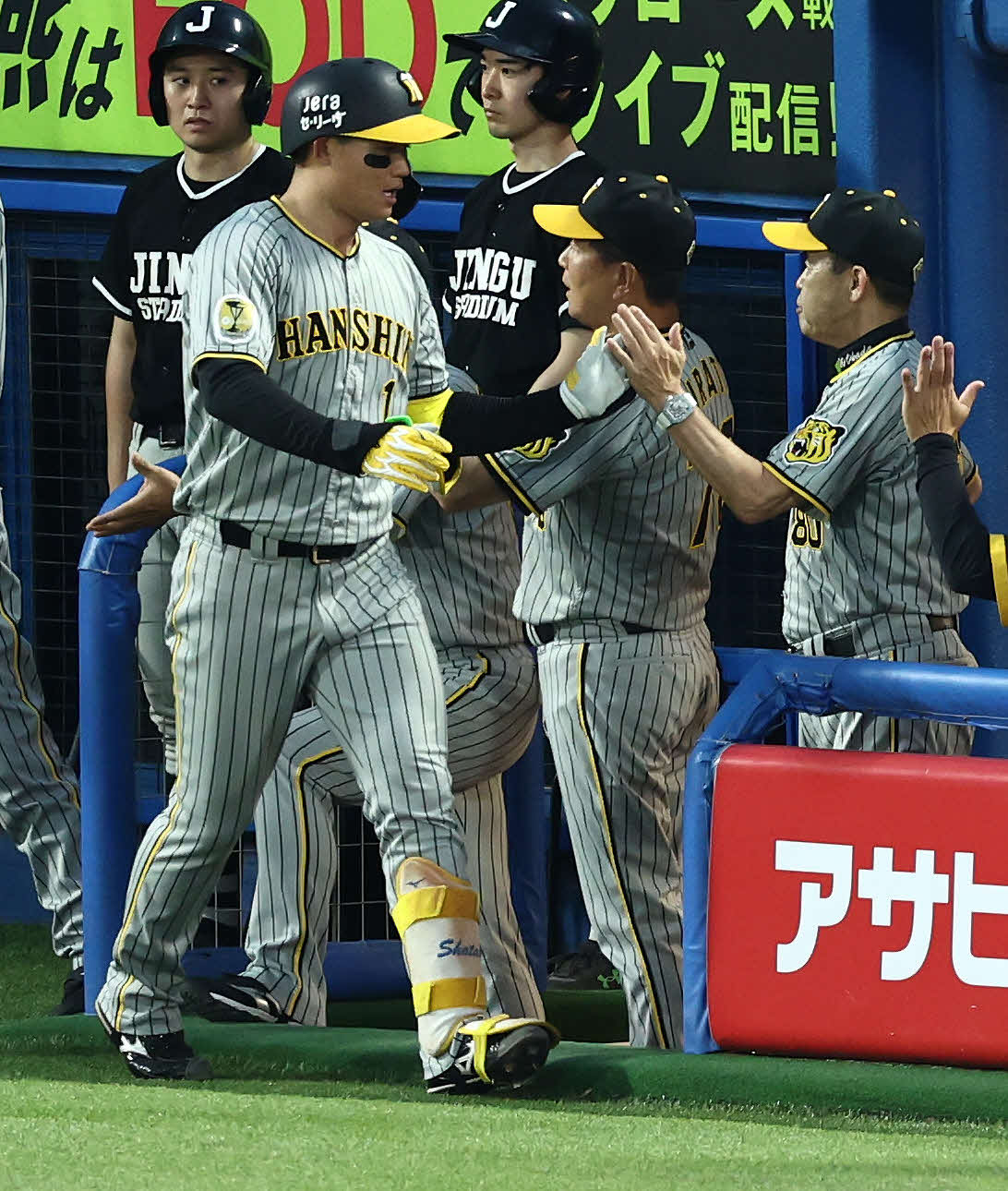 ヤクルト対阪神　4回表阪神1死一塁、左越え2点本塁打で生還する森下（左）を迎える岡田監督（撮影・河田真司）