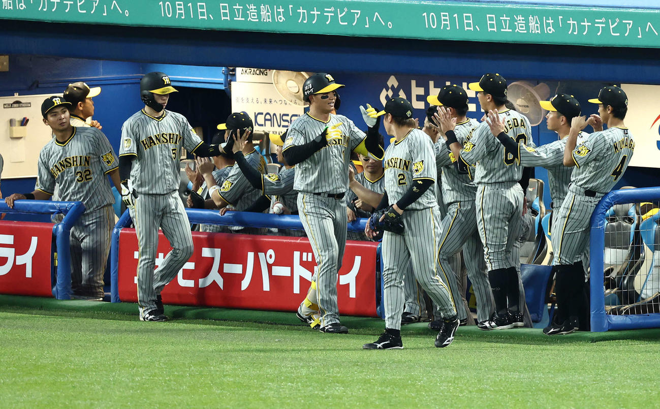 ヤクルト対阪神　4回表阪神1死一塁、左越え2点本塁打で生還し、チームメートに迎えられる森下（中央）（撮影・河田真司）