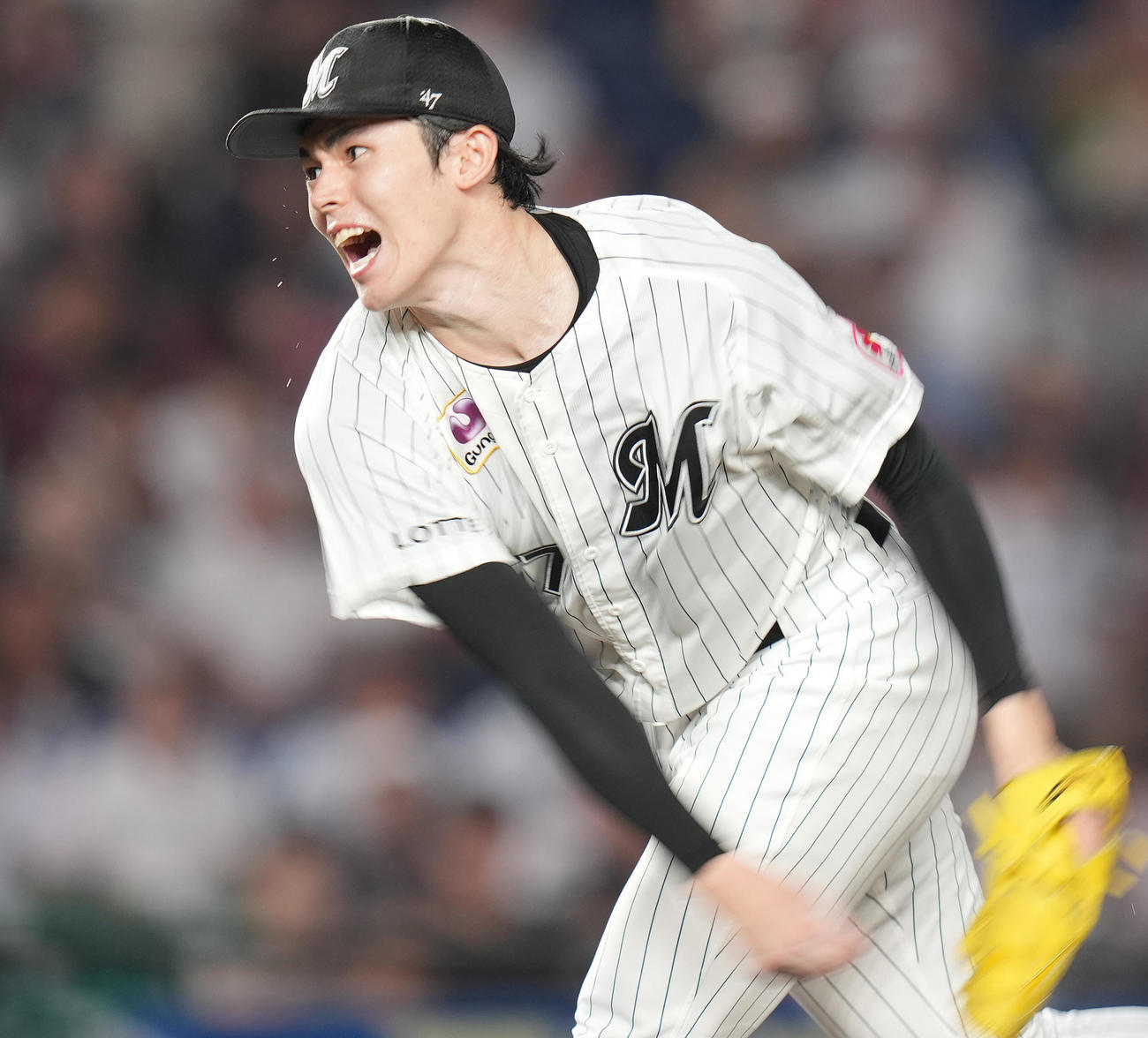 ロッテ対楽天　汗を飛ばしながら先発し力投するロッテ佐々木（撮影・鈴木みどり）