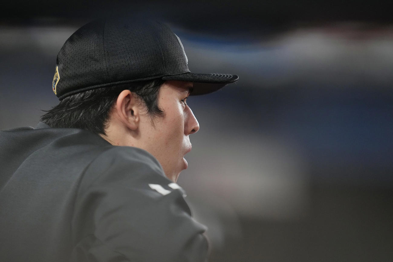 ロッテ対楽天　降板後、ベンチから試合を見るロッテ佐々木（撮影・鈴木みどり）