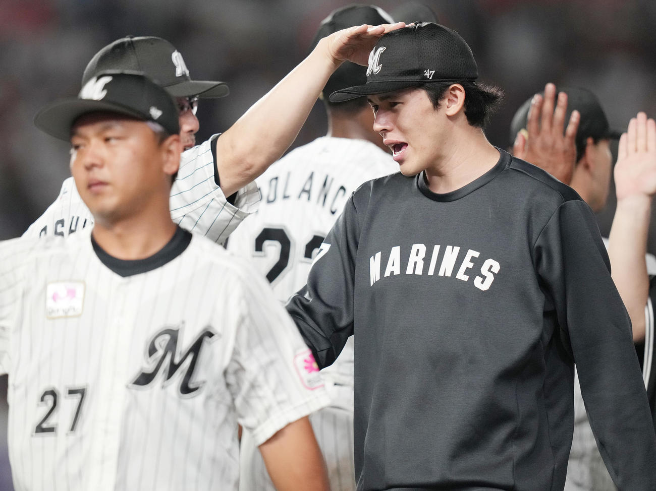 ロッテ対楽天　勝利投手のロッテ佐々木（右）は吉井監督からねぎらいを受ける（撮影・鈴木みどり）