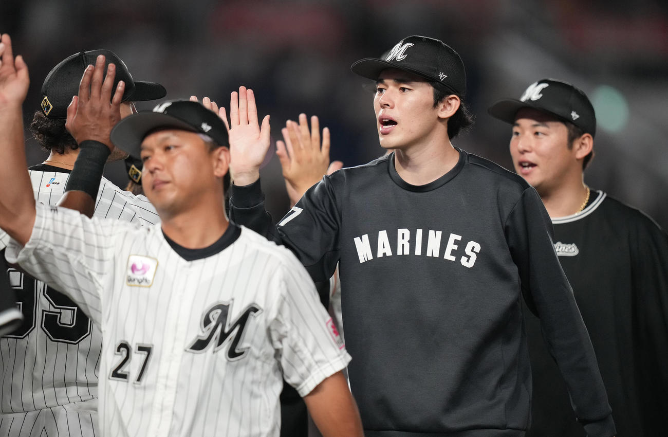 ロッテ対楽天　勝利投手のロッテ佐々木（中央）はナインとハイタッチ（撮影・鈴木みどり）