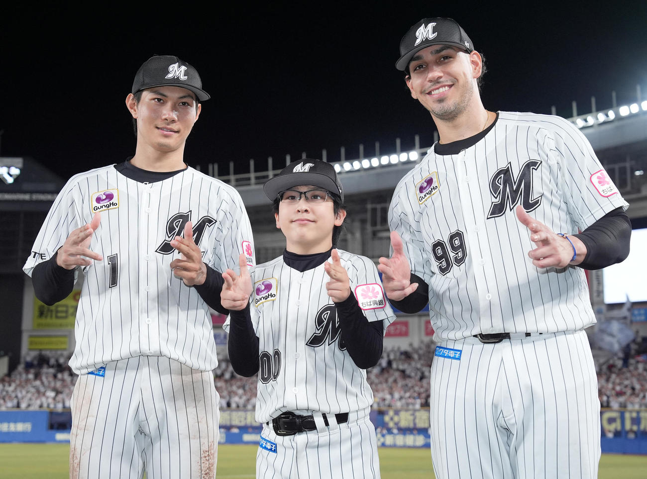 ロッテ対楽天　YUSEI選手（中央）と記念撮影に納まるロッテ藤原（左）とソト（撮影・鈴木みどり）