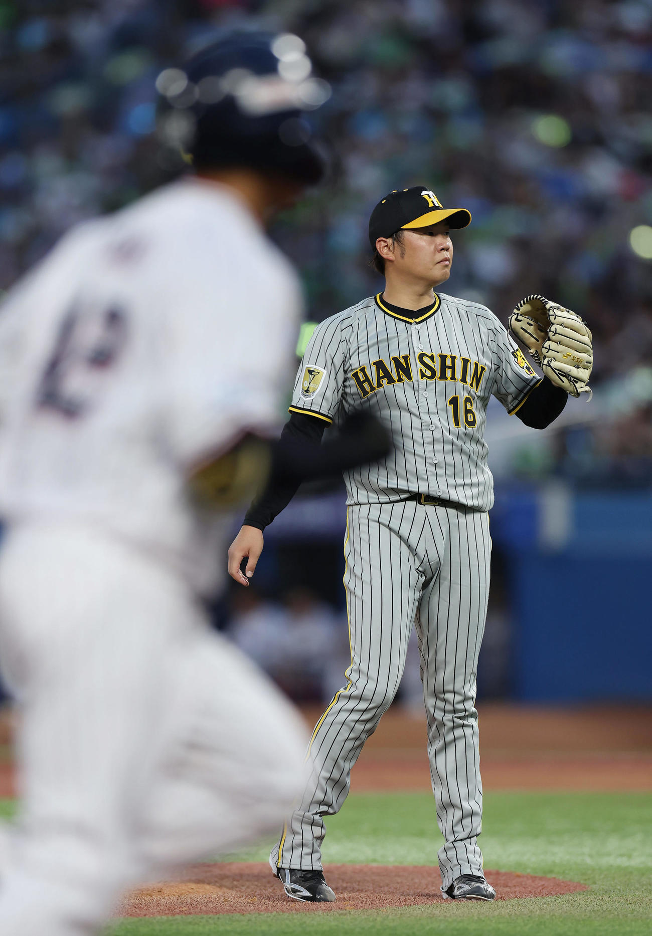 ヤクルト対阪神　3回裏ヤクルト2死一、二塁、沢井に3点本塁打を浴びた西勇（撮影・前田充）