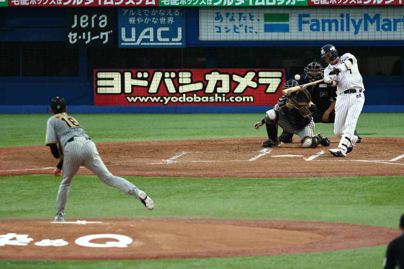 ヤクルト対阪神　2回裏ヤクルト1死二塁、左越え先制2点本塁打を放つ山田。投手西勇（撮影・河田真司）