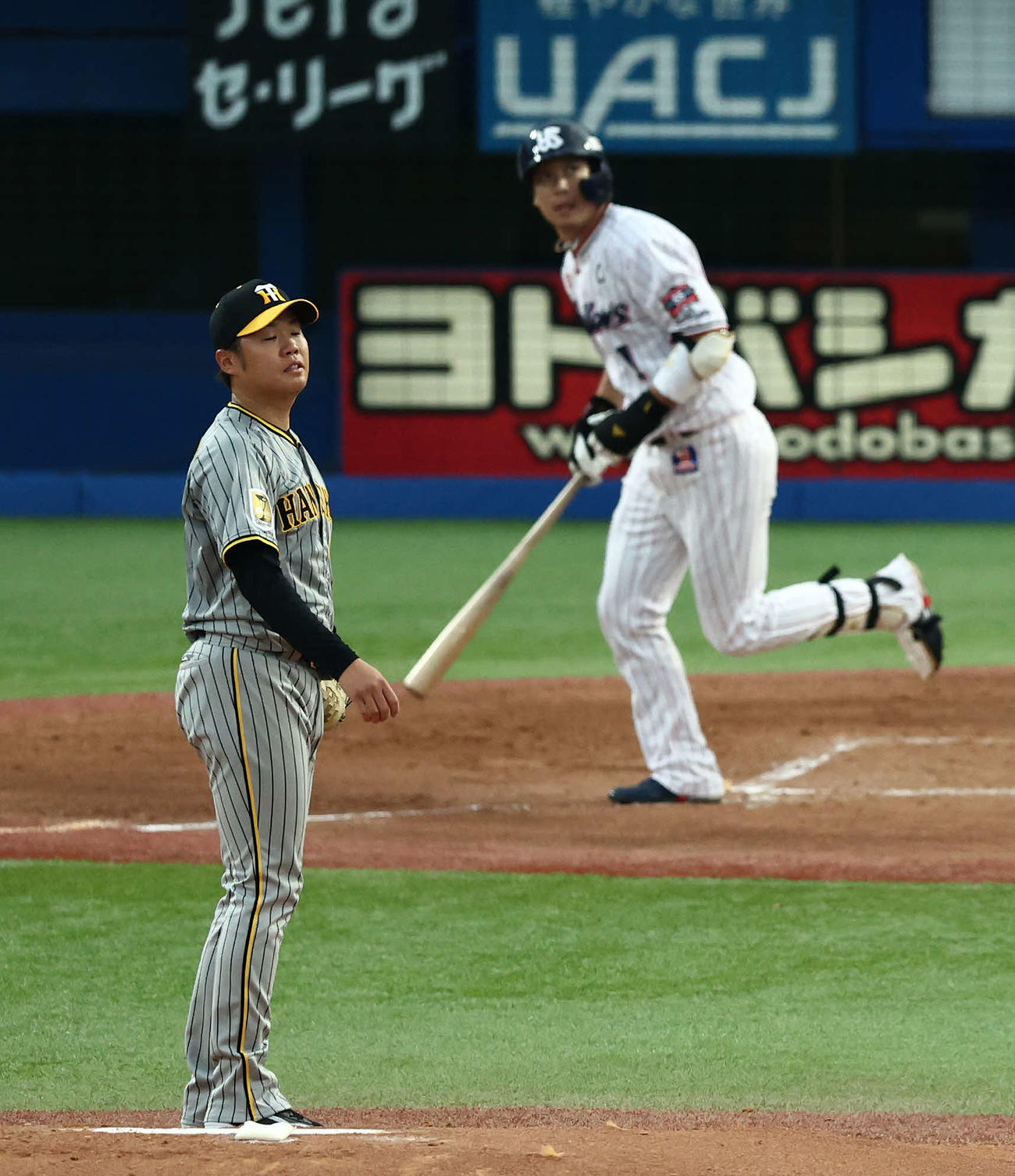 ヤクルト対阪神　2回裏ヤクルト1死二塁、山田に左越え先制2点本塁打を浴びる西勇（撮影・河田真司）