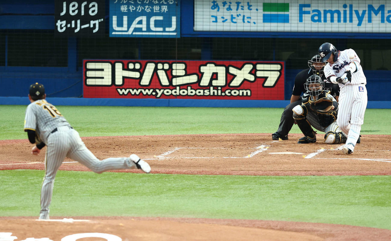 ヤクルト対阪神　2回裏ヤクルト1死、遊撃内野安打を放つ内山。投手西勇（撮影・河田真司）