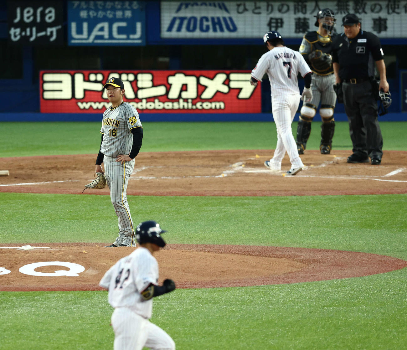 ヤクルト対阪神　3回裏ヤクルト2死一、二塁、沢井に右越え3点本塁打を浴びる西勇（撮影・河田真司）