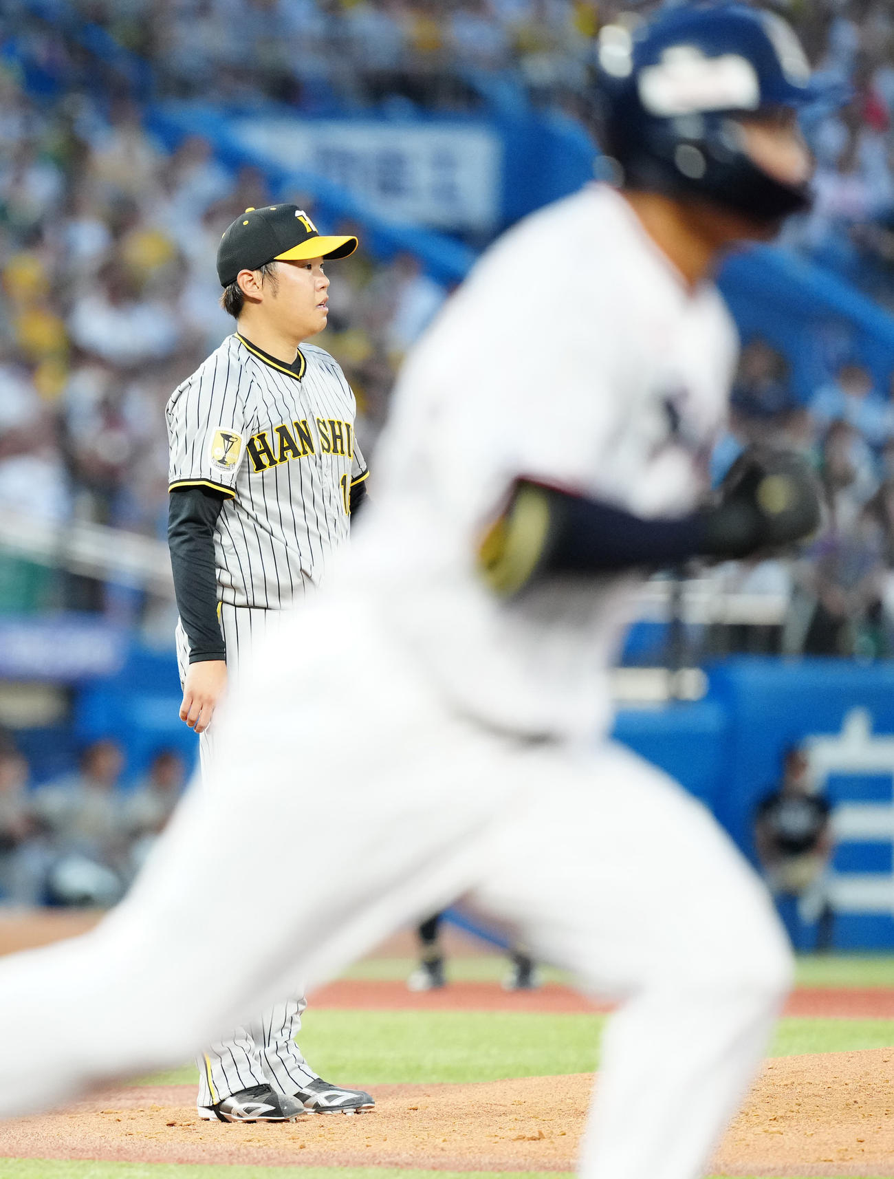 ヤクルト対阪神　3回裏ヤクルト2死一、二塁、沢井（手前）に3点本塁打を浴びる西勇（撮影・江口和貴）