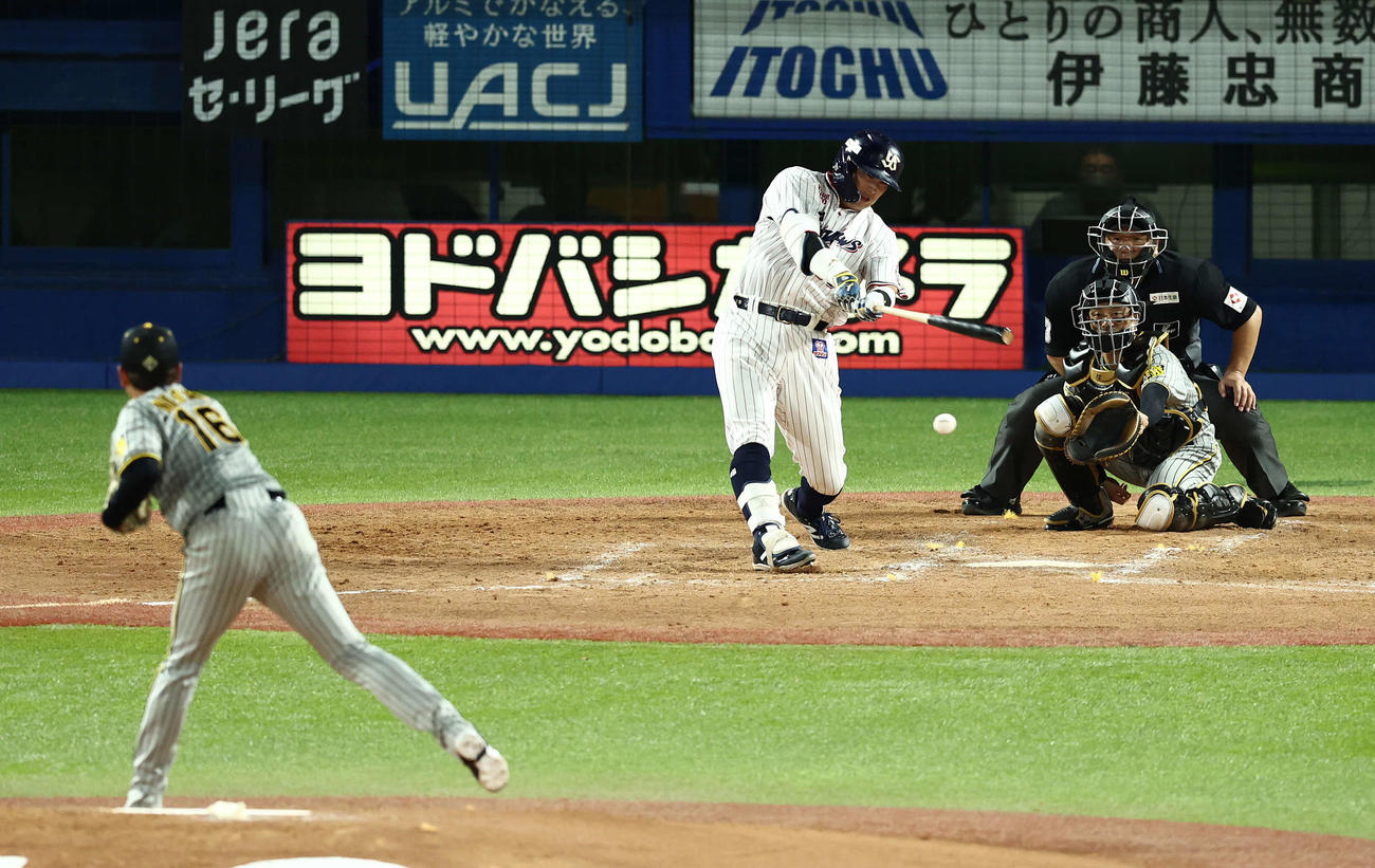 ヤクルト対阪神　5回裏ヤクルト2死、中前打を放つ村上。投手西勇（撮影・河田真司）