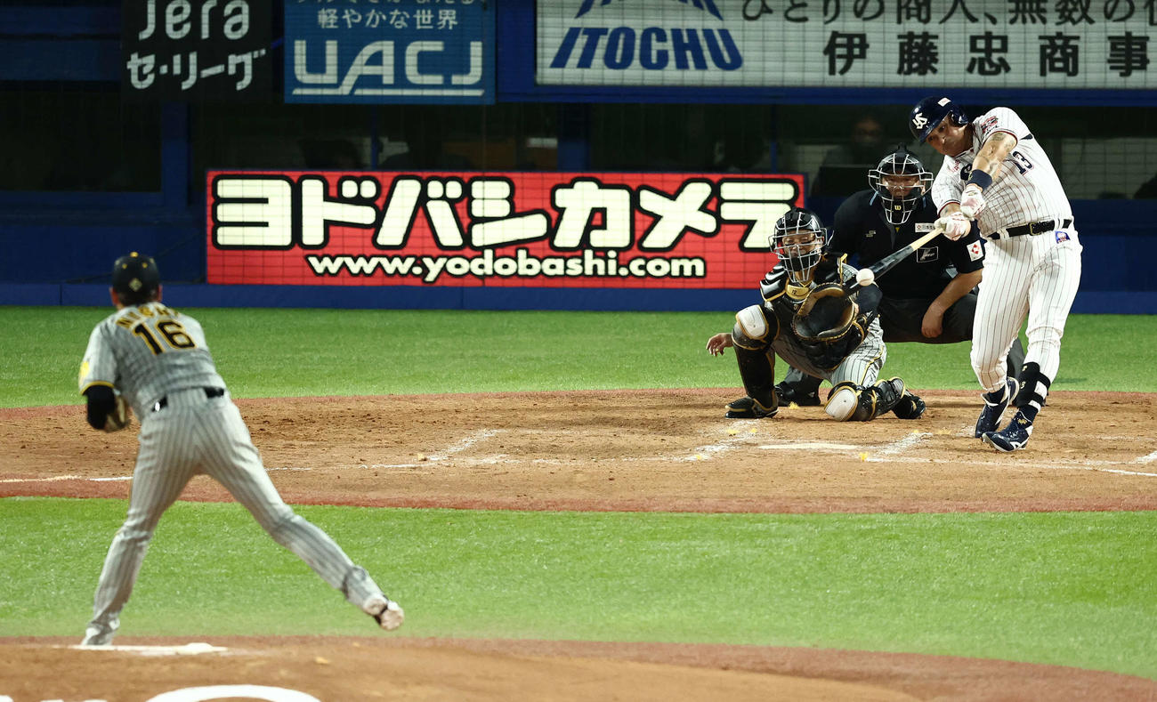 ヤクルト対阪神　5回裏ヤクルト2死一塁、左前打を放つオスナ。投手西勇（撮影・河田真司）