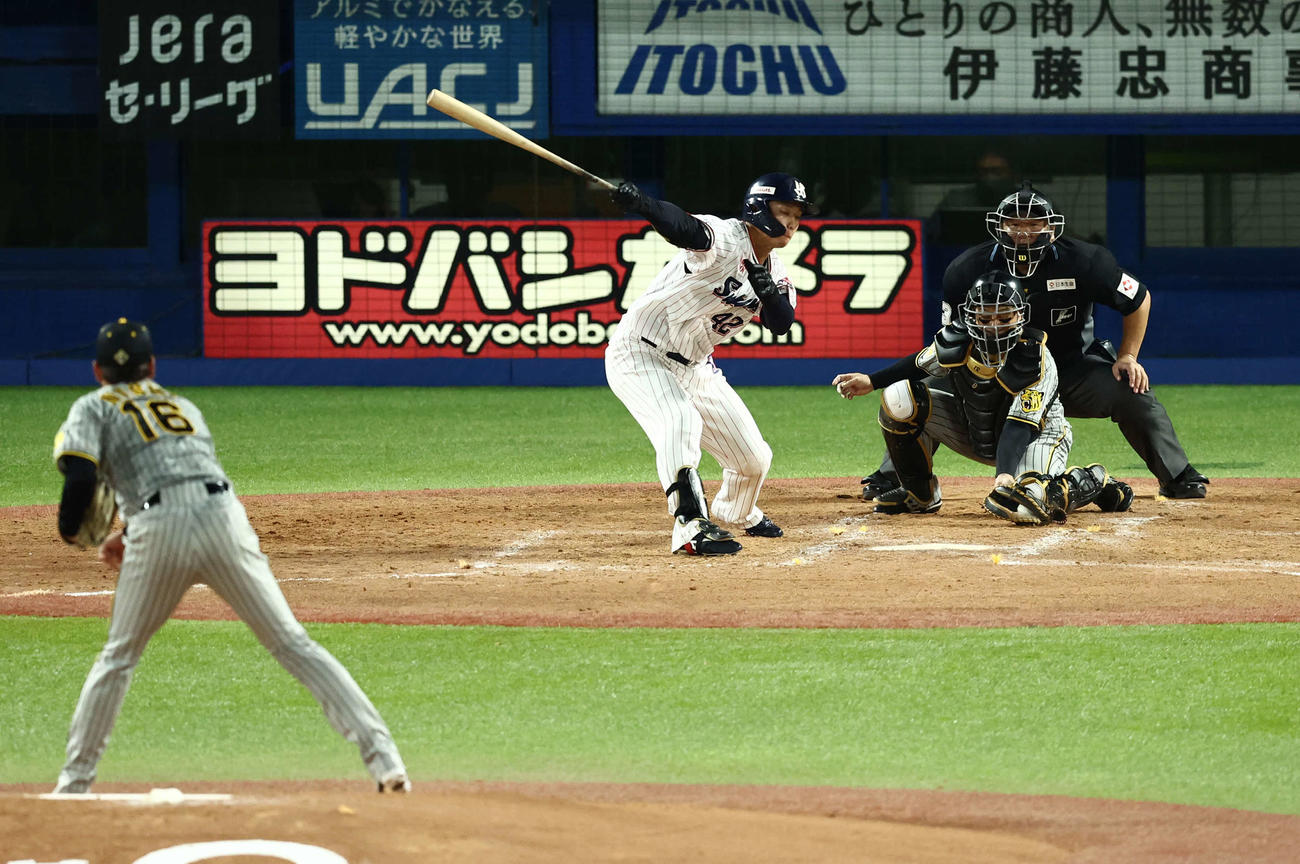 ヤクルト対阪神　5回裏ヤクルト2死一、三塁、空振り三振に倒れる沢井。投手西勇（撮影・河田真司）