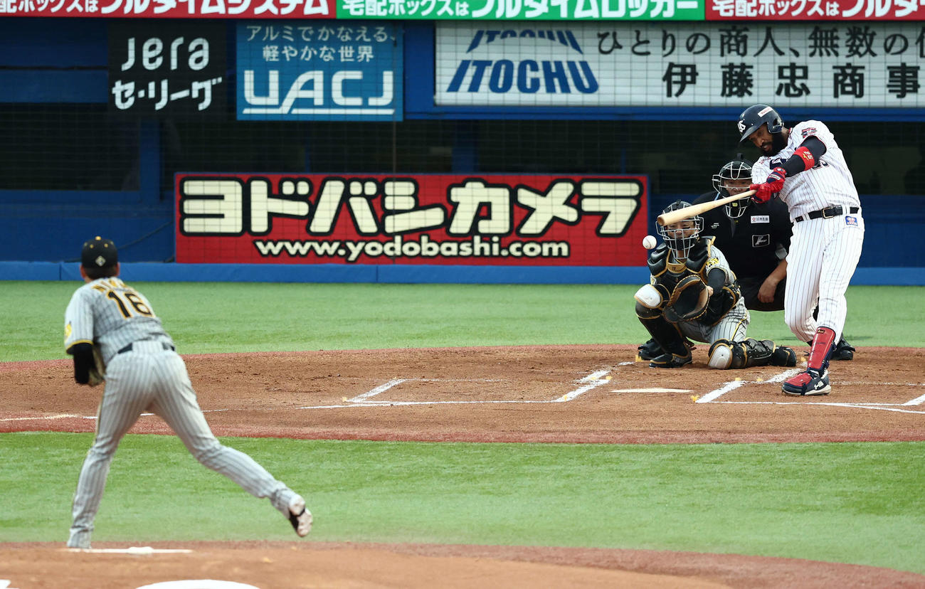 ヤクルト対阪神　1回裏ヤクルト1死、中前打を放つサンタナ。投手西勇（撮影・河田真司）