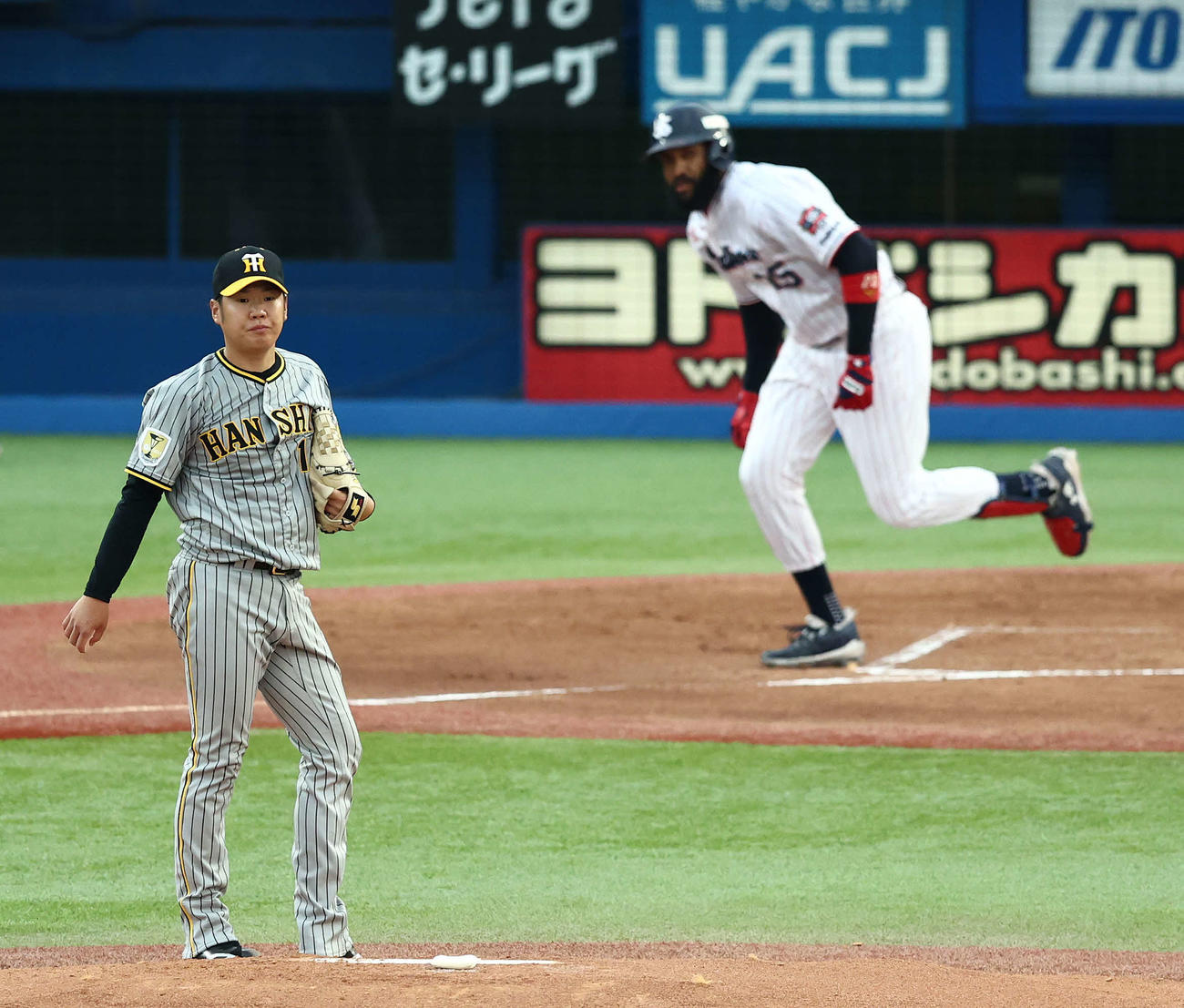 ヤクルト対阪神　1回裏ヤクルト1死、サンタナに中前打を浴びる西勇（撮影・河田真司）