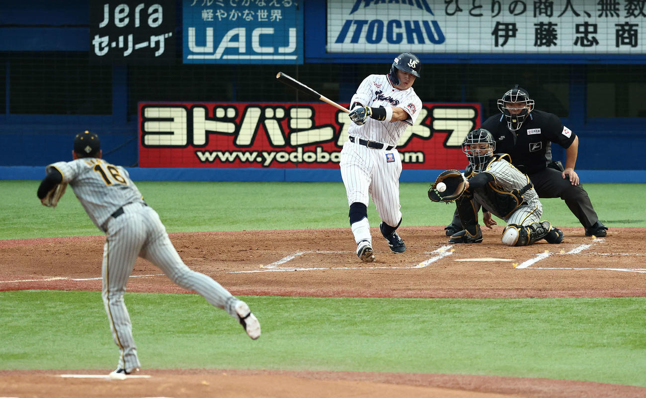 ヤクルト対阪神　1回裏ヤクルト2死一塁、空振り三振に倒れる村上。投手西勇（撮影・河田真司）