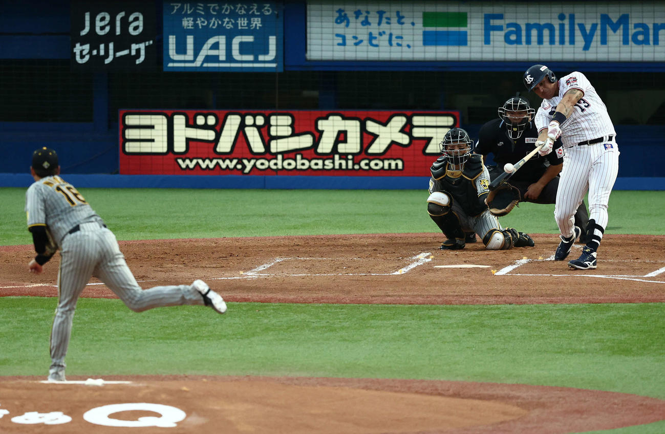ヤクルト対阪神　2回裏ヤクルト無死、左前打を放つオスナ。投手西勇（撮影・河田真司）