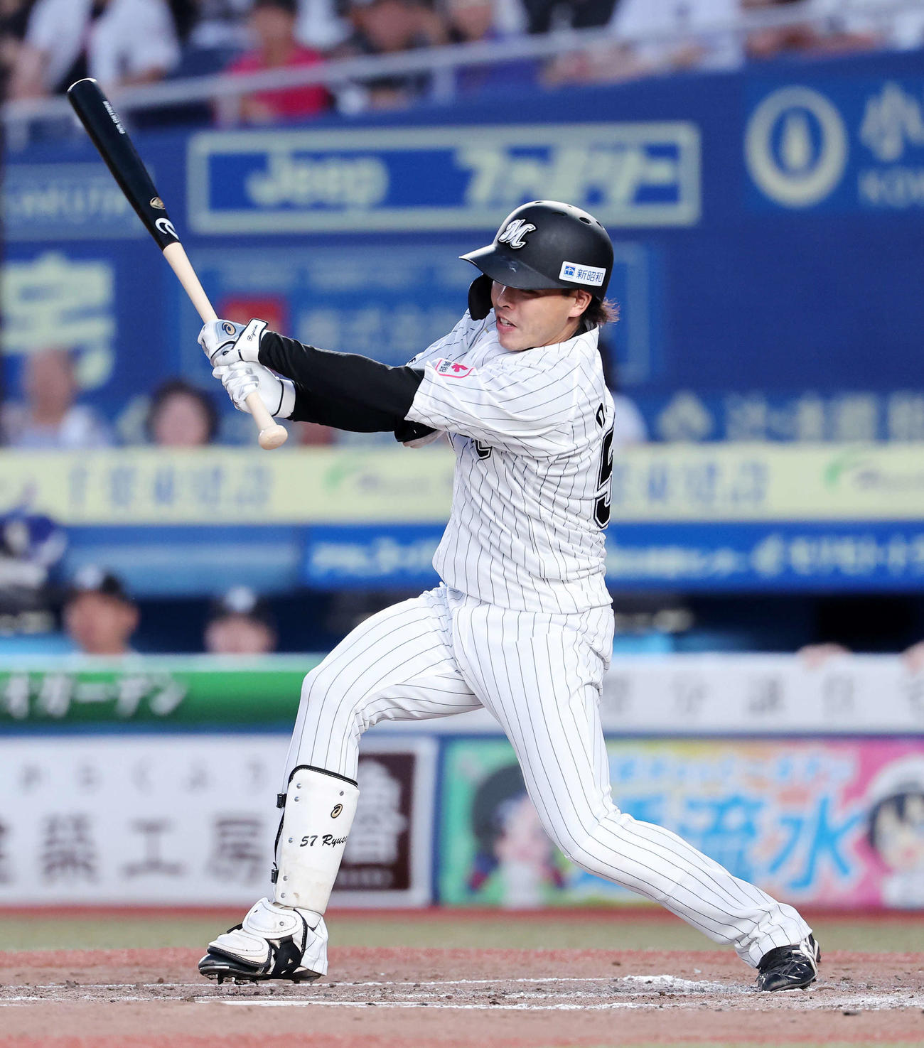 ロッテ対楽天　3回裏ロッテ無死三塁、小川は中前適時打を放つ（撮影・鈴木正人）