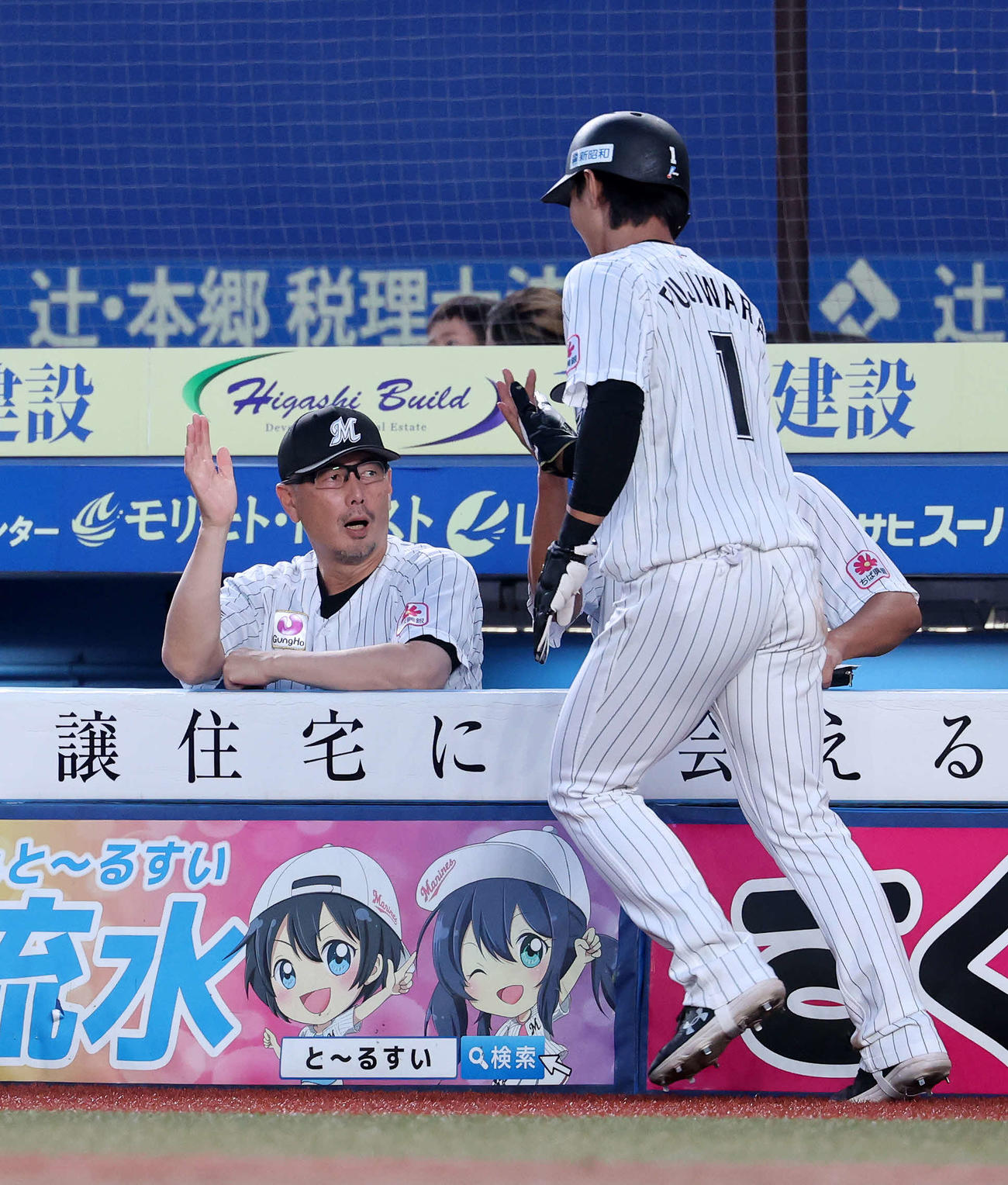 ロッテ対楽天　3回裏ロッテ無死三塁、小川の中前適時打で生還した藤原（右）を迎える吉井監督（撮影・鈴木正人）