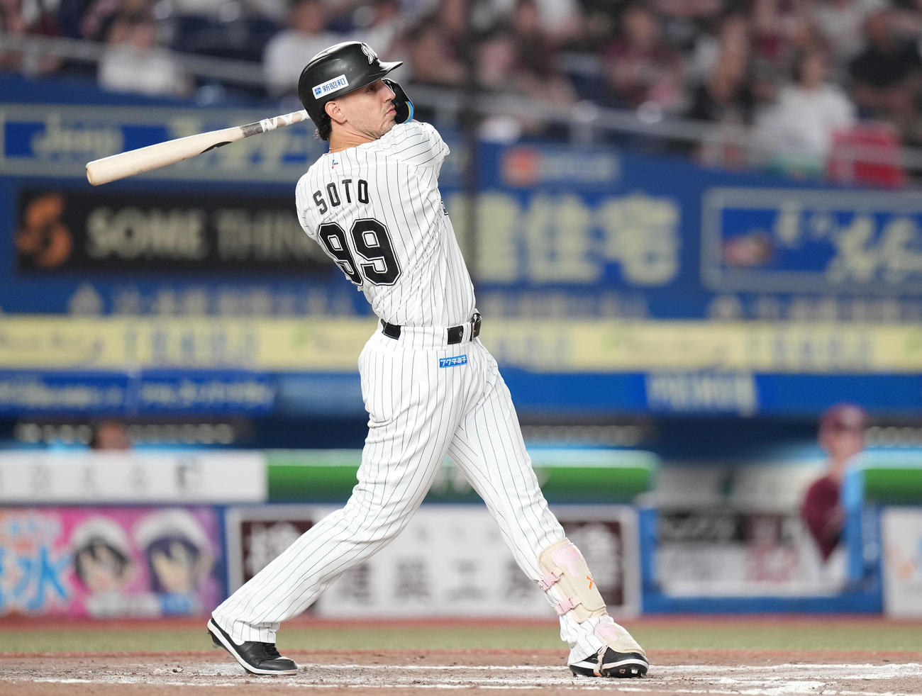 ロッテ対楽天　8回裏ロッテ2死二塁、右中間に2点本塁打を放つソト（撮影・鈴木みどり）