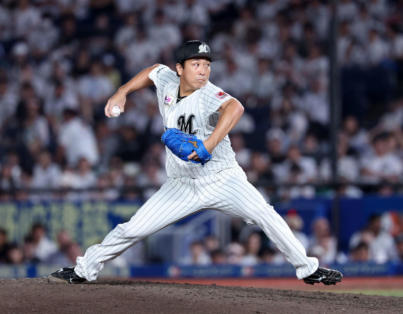 ロッテ対楽天　力投するロッテ5番手の益田（撮影・鈴木正人）