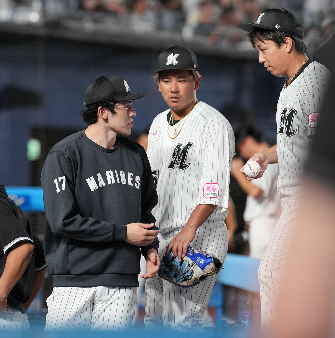 ロッテ対楽天　勝利投手のロッテ佐々木（左）は益田からウイニングボールを受け取らなかった（撮影・鈴木みどり）