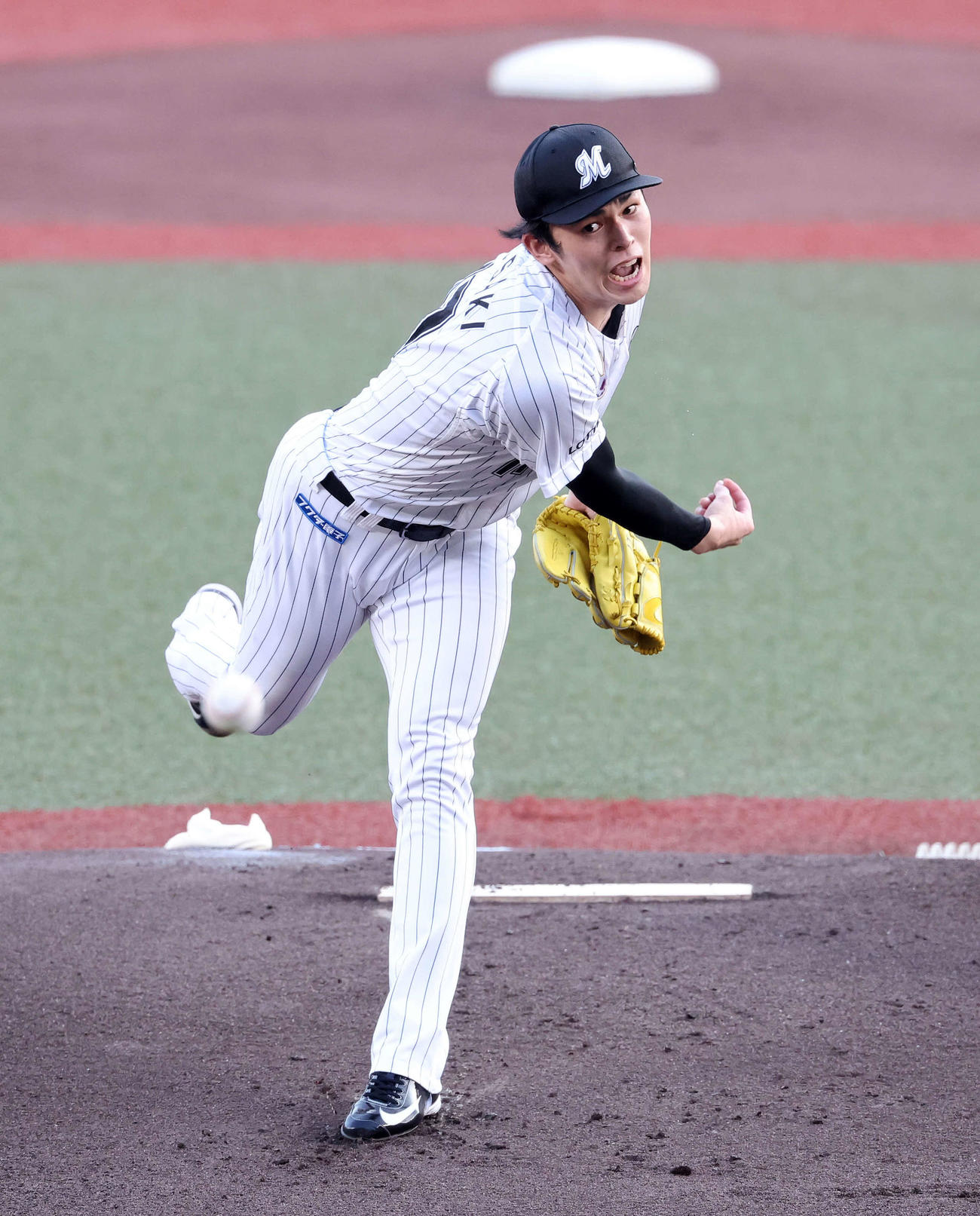 ロッテ対楽天　力投するロッテ先発の佐々木（撮影・鈴木正人）