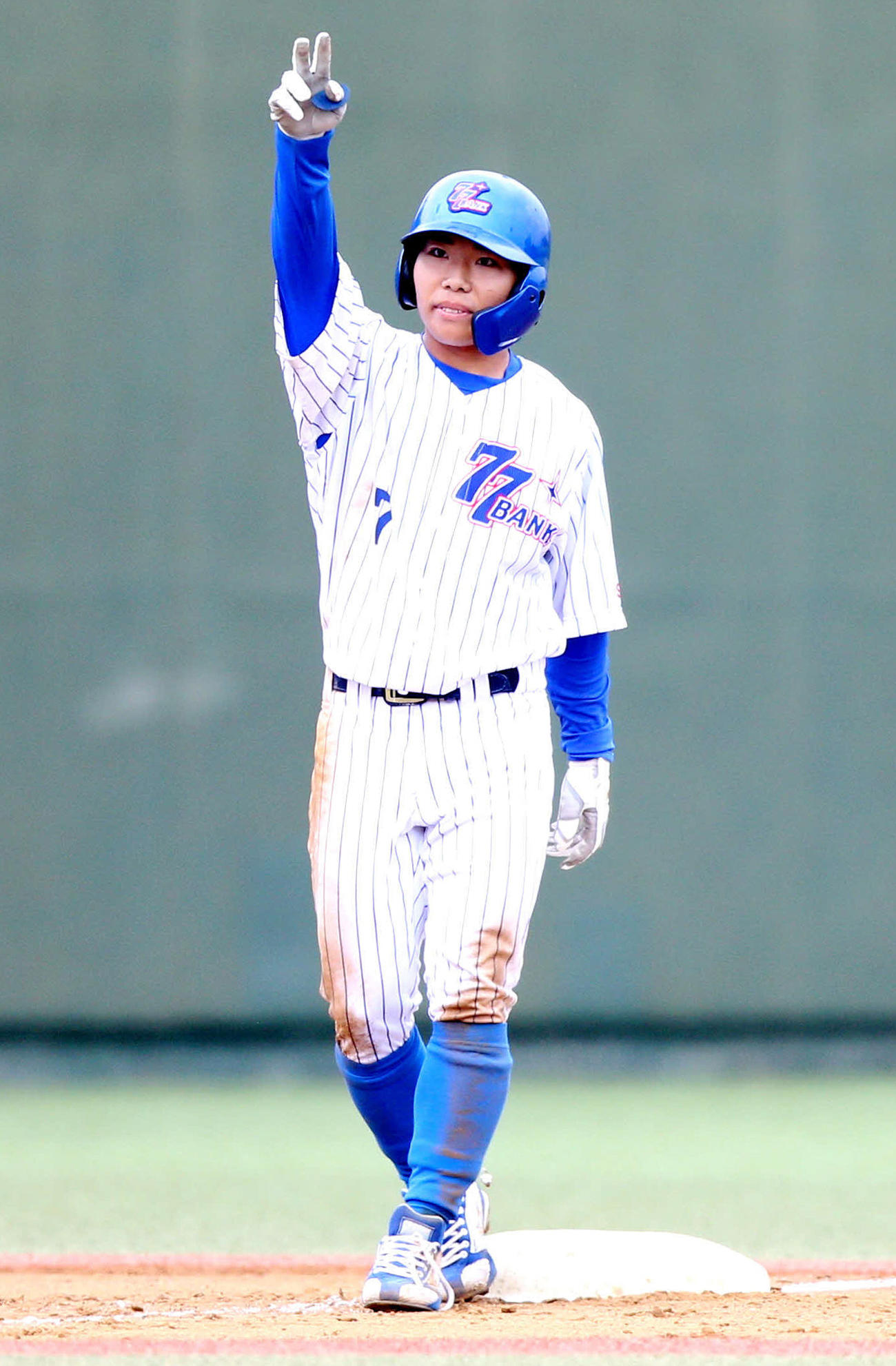 JR秋田対七十七銀行　4回裏七十七銀行2死一、二塁、中越えに逆転の2点適時三塁打を放ち、ベース上で右手を突き上げる松尾（撮影・木村有優）