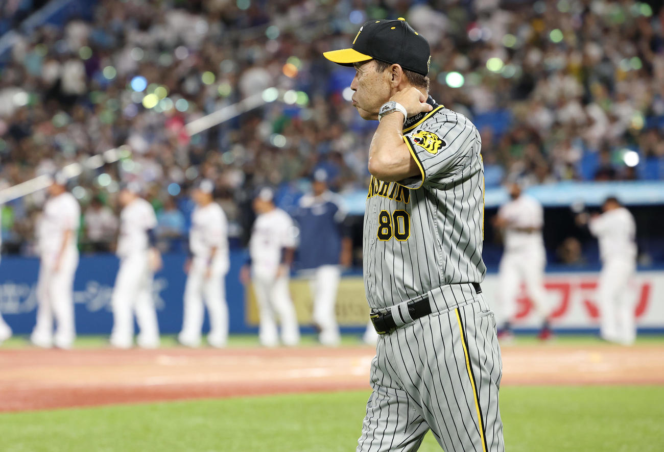 ヤクルト対阪神　ヤクルトに敗れ引き揚げる阪神岡田監督（撮影・前田充）