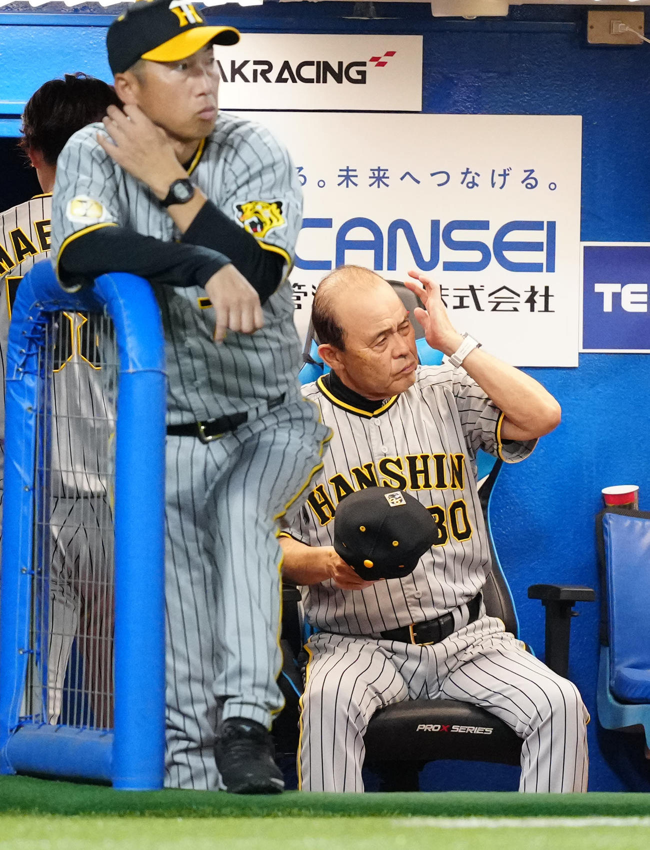 ヤクルト対阪神　8回表開始前、ベンチで厳しい表情の阪神岡田監督（右）（撮影・江口和貴）