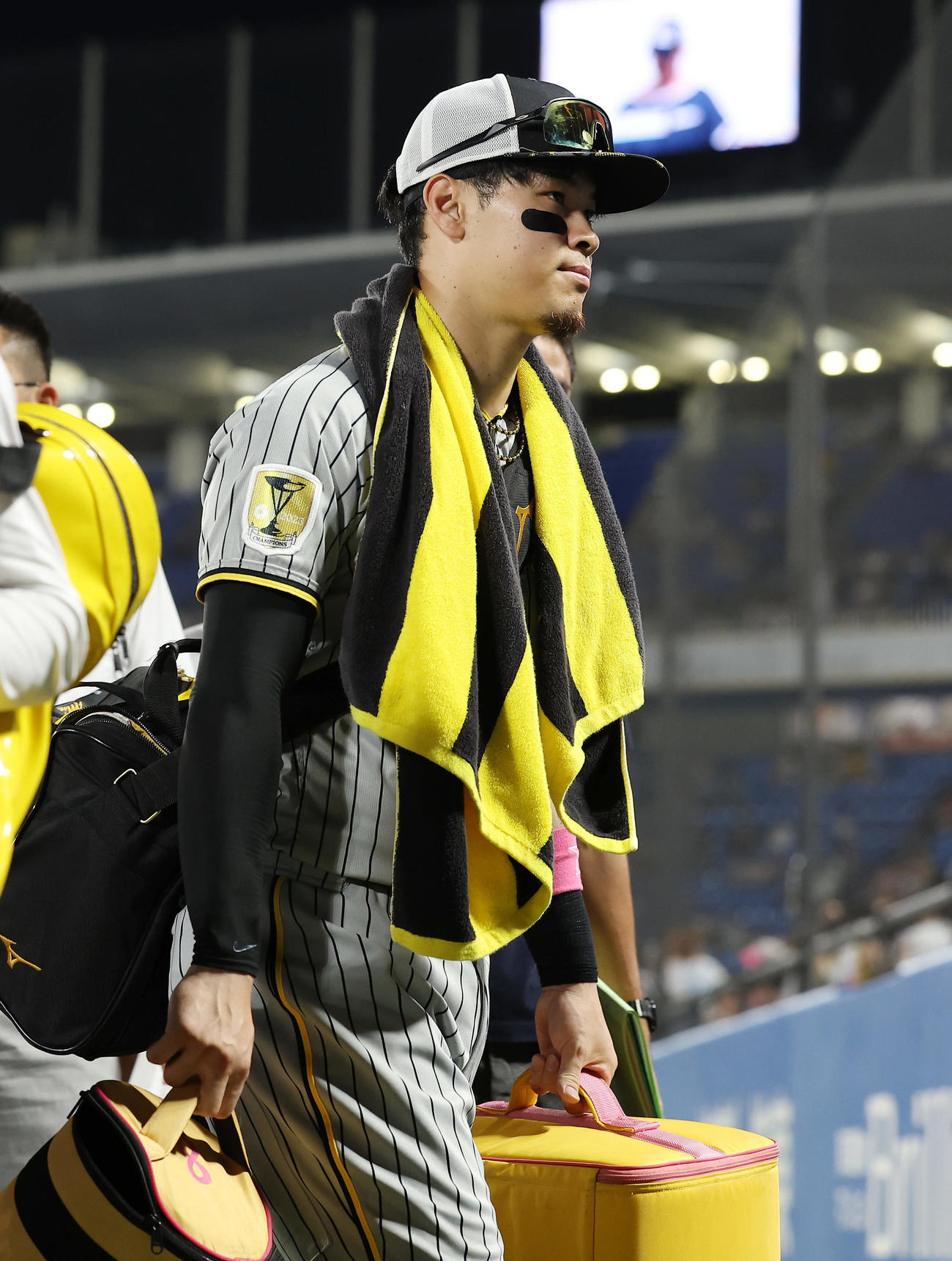 ヤクルト対阪神　ヤクルトに敗れ引き揚げる阪神佐藤輝（撮影・前田充）