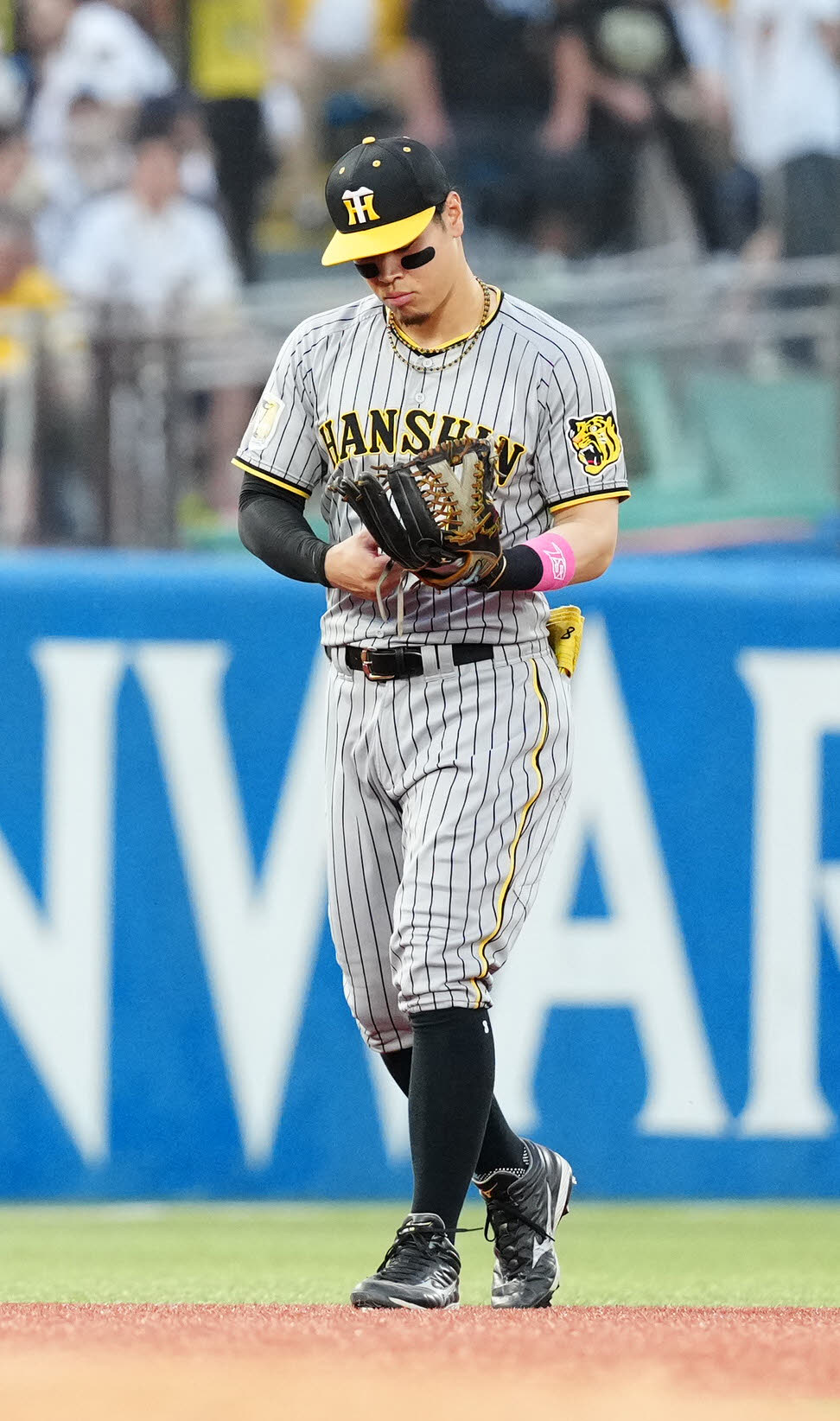 ヤクルト対阪神　3回裏ヤクルト1死、長岡の打球を落球した三塁手佐藤輝（撮影・江口和貴）