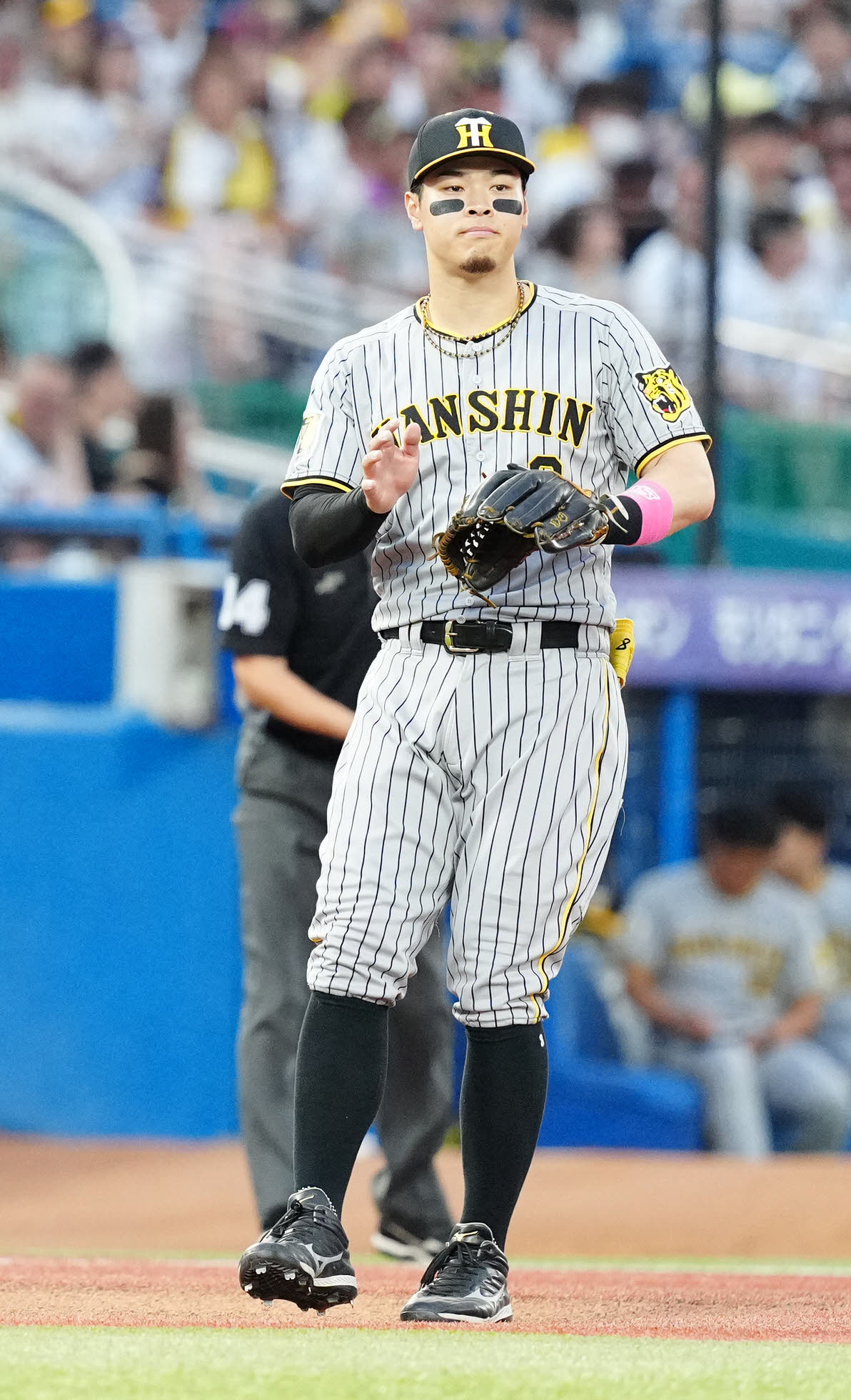 ヤクルト対阪神　3回裏ヤクルト1死、長岡の打球を落球した三塁手佐藤輝（撮影・江口和貴）