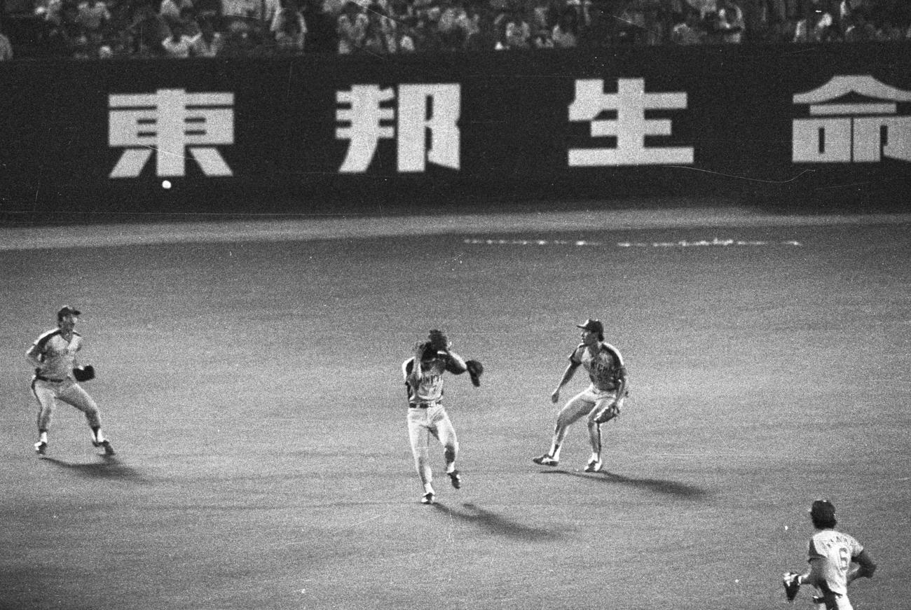 巨人対中日　7回裏、飛球を捕り損ない、ヘディングしてしまう中日宇野勝遊撃手（1981年8月26日）