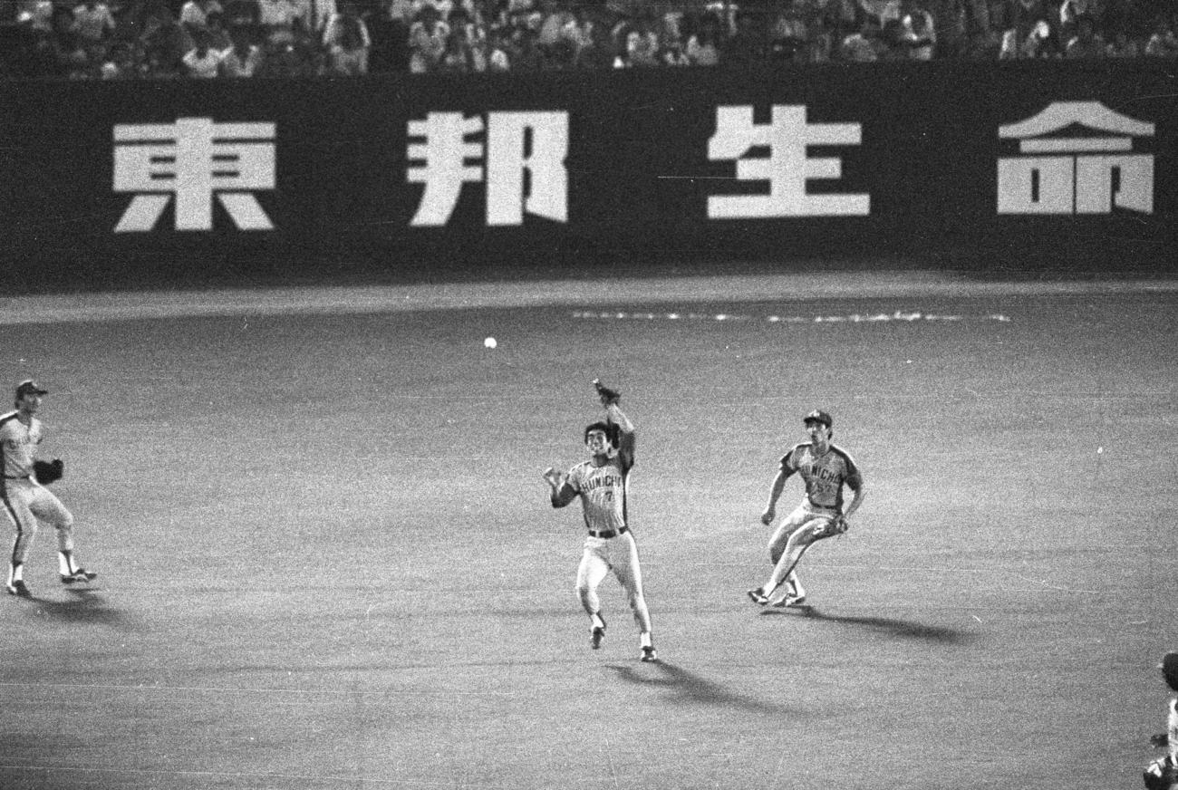 巨人対中日　7回裏、飛球を捕り損ない、ヘディングしてしまう中日宇野勝遊撃手（1981年8月26日）