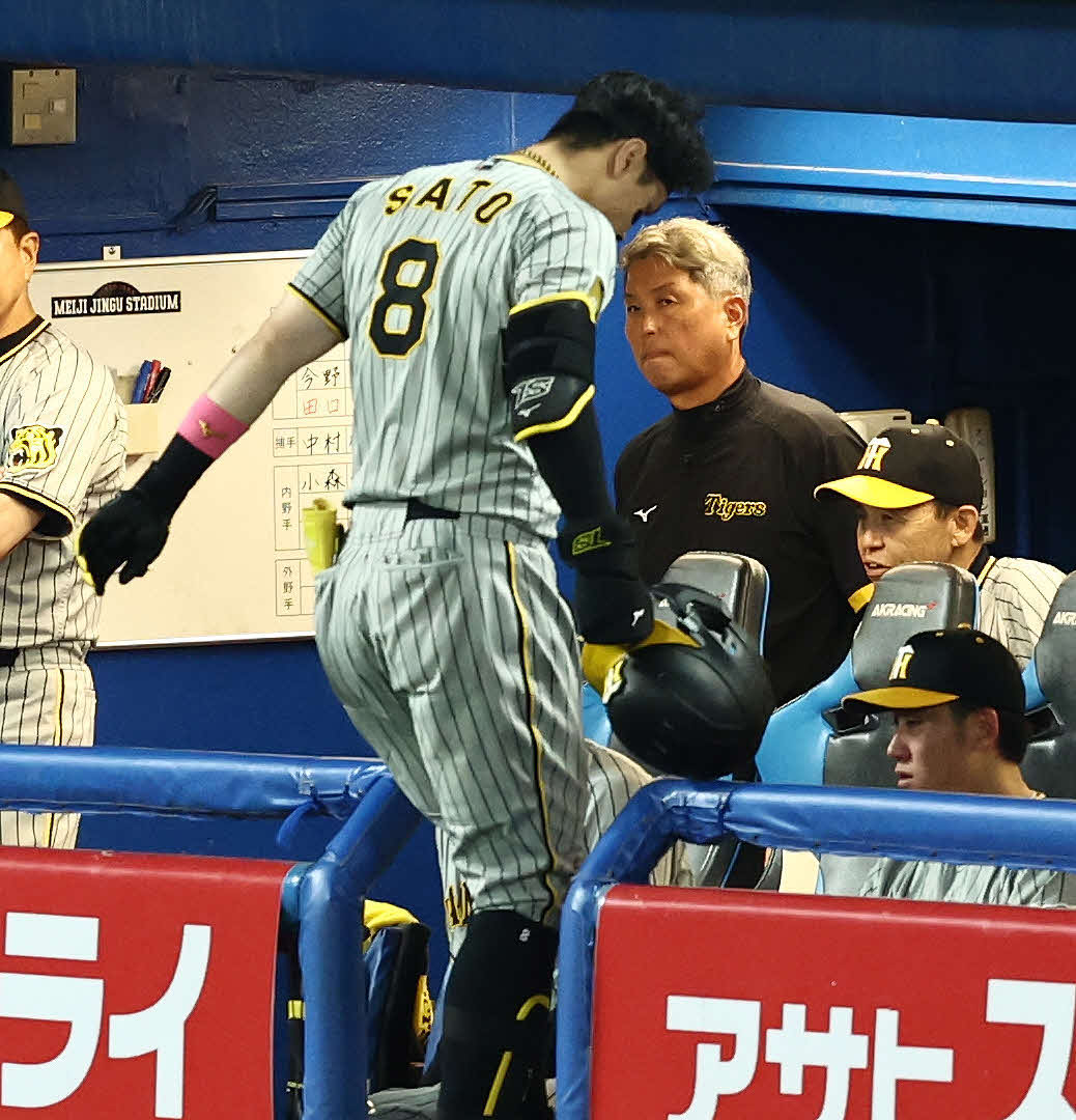 ヤクルト対阪神　9回表阪神2死、戦況を見守る岡田監督（右）。手前は一ゴロに倒れた佐藤輝（撮影・河田真司）