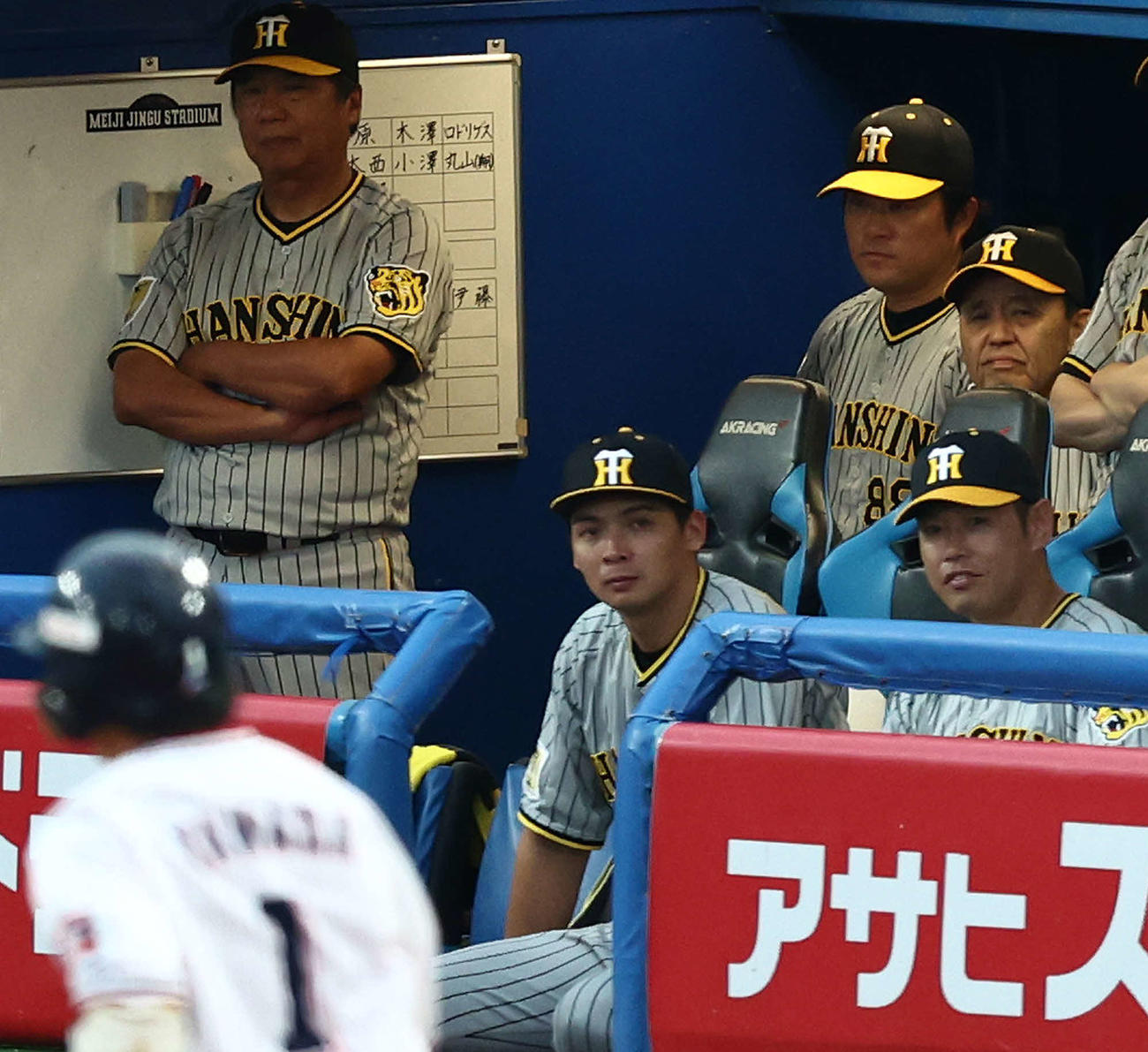 ヤクルト対阪神　2回裏ヤクルト1死二塁、左越え先制2点本塁打を放ちダイヤモンドを回る山田を見つめる岡田監督（撮影・河田真司）