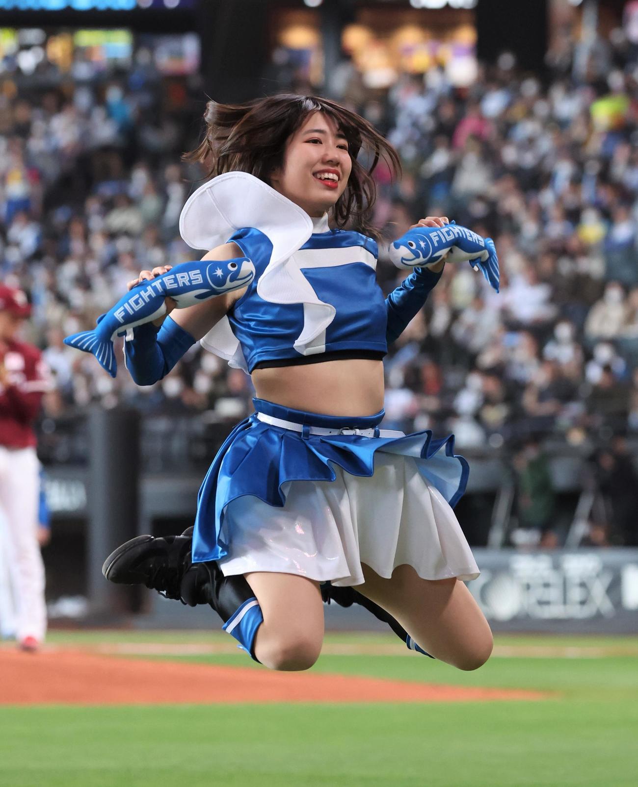 ダンスを踊るファイターズガールの高野実