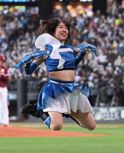 ダンスを踊るファイターズガールの高野実