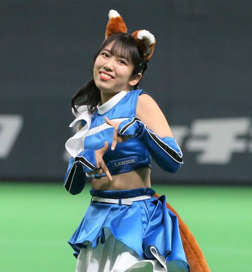 「きつねダンス」を踊るファイターズガール高野実