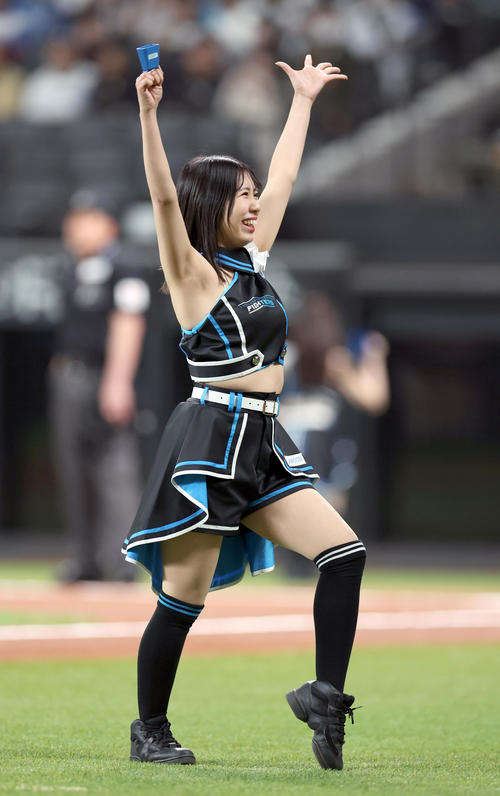 ダンスを踊るファイターズガールの高野実