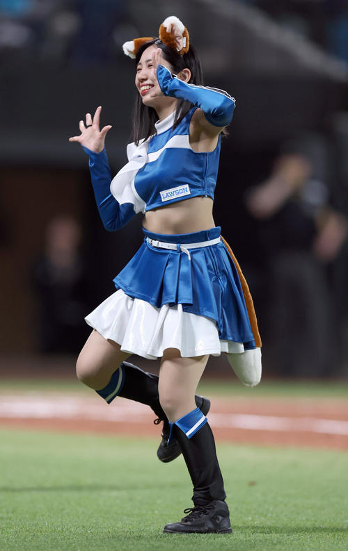 ダンスを踊るファイターズガールの高野実