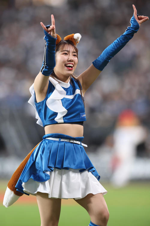 「きつねダンス」を踊るファイターズガールの高野実