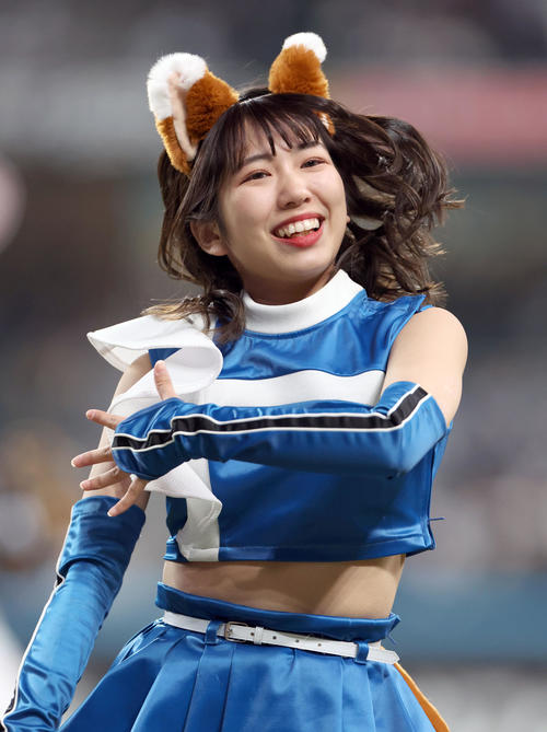 「きつねダンス」を踊るファイターズガールの高野実