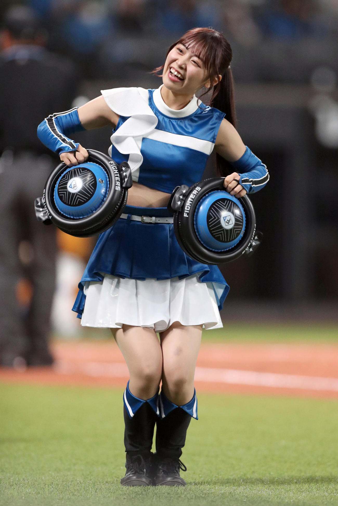 「ジンギスカンダンス」を踊るファイターズガールの竹市琴美