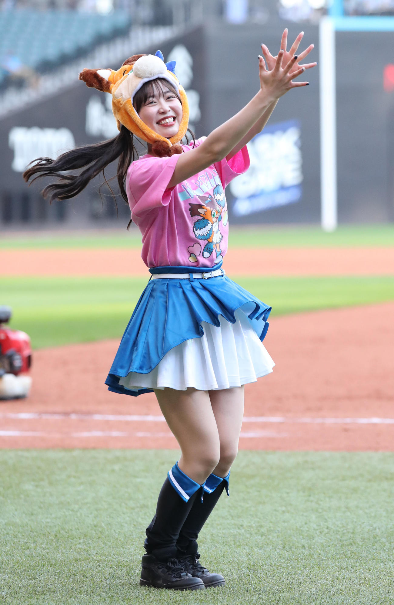 マスコットキャラクターのポリーの被り物をしながらダンスを踊るファイターズガールの竹市琴美