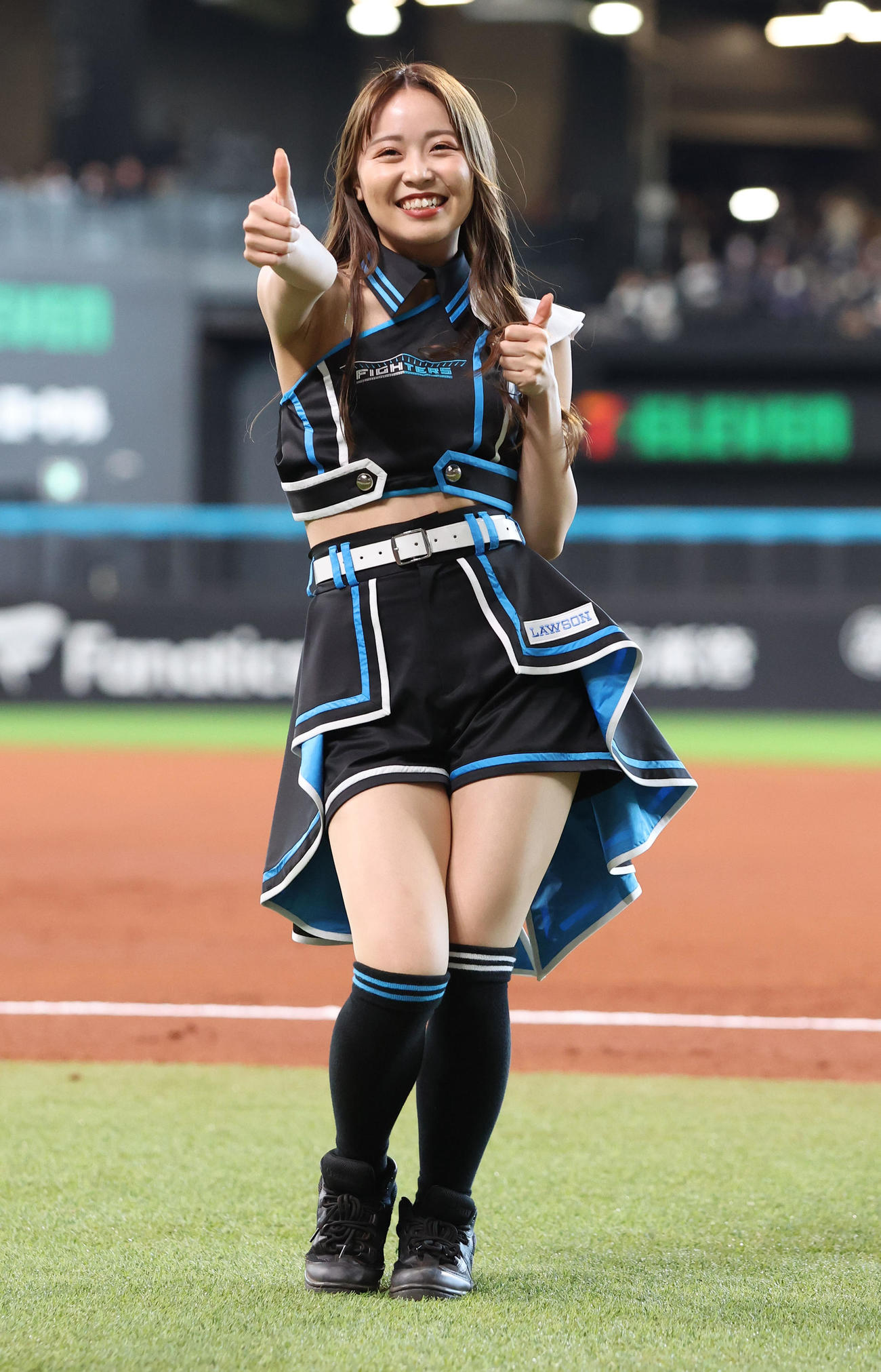 限定コスチュームで新ダンスを披露するファイターズガールの竹市琴美