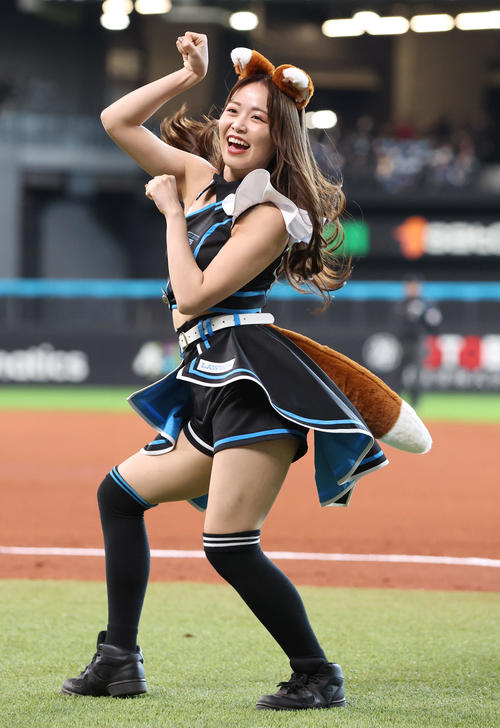 限定コスチュームで「きつねダンス」を披露するファイターズガールの竹市琴美