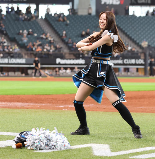 新ダンスをレクチャーするファイターズガールの竹市琴美